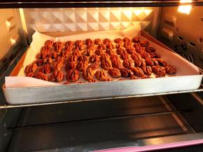 放入烤箱中层160度上下火加热风循环功能，烤15到18分钟左右，后面7，8分钟一定要盯紧一点，以免烤糊哦