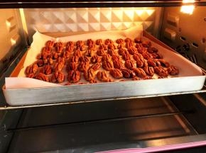 放入烤箱中层160度上下火加热风循环功能，烤15到18分钟左右，后面7，8分钟一定要盯紧一点，以免烤糊哦