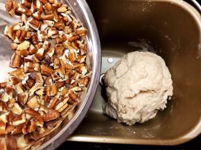 中间看见成团后，加入碧根果仁揉面至时间到