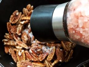 研磨一些喜马拉雅岩盐