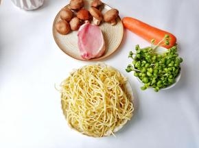 准备煮熟的碱面面条、黑豆芽、胡萝卜、猪肉、香菇。