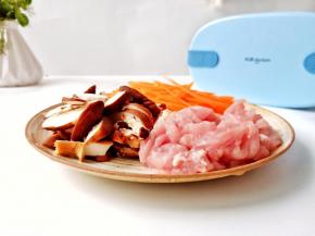 胡萝卜，香菇，猪肉切丝。