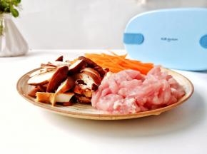 胡萝卜，香菇，猪肉切丝。