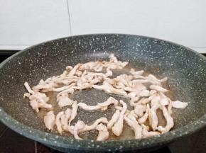 放油油温五成热，下猪肉丝爆香。