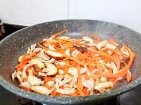 加香菇翻炒出香味。
