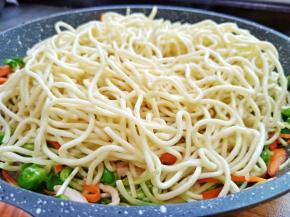 加入碱面【买的碱面都是煮熟的，但是需要清洗一下控一下水分】