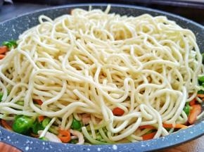 加入碱面【买的碱面都是煮熟的，但是需要清洗一下控一下水分】