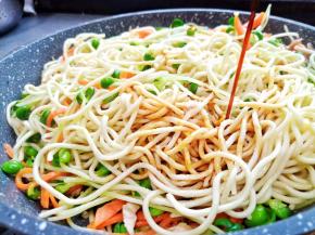 加生抽盐调味，翻炒至每根面条都上色。