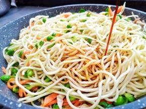 加生抽盐调味，翻炒至每根面条都上色。