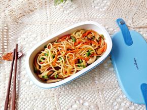 香喷喷的三鲜炒面快来吃。