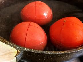 水开后，将番茄入沸水中反复烫几下，捞出。