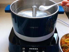 选用升降火锅来煮意面特别方便，可以大大缩短早上准备早餐的时间，水煮沸后加盐。