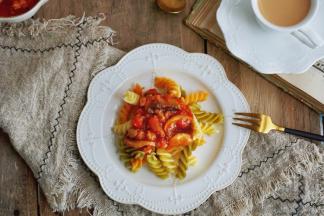 一杯奶茶，一盘酸酸香香营养丰富的意面，早餐就是这么轻松搞定。