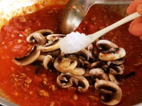 加入口蘑、盐翻炒均匀。