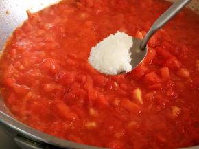 油热后，番茄入锅煸炒出汤汁，加白糖提鲜增香。