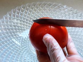 番茄洗净，在顶端打十字花刀，这样更容易去皮哦！