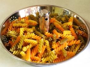 将螺旋意面放进升降盘中。