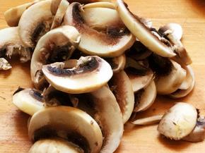 口蘑洗净泥沙，去蒂，切薄片。