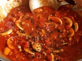 磨入黑胡椒碎，提鲜增香，黑胡椒的香气大大提升酱汁的味道。