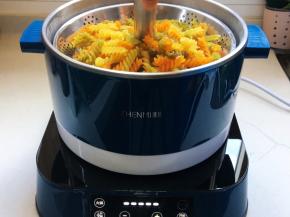 放进火锅中，按中档火力，八分钟即可，不需要你守在锅前，这个时间赶紧去打理个人卫生。