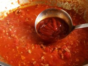 加一汤勺番茄沙司翻炒增香、增色。