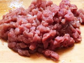 猪里脊肉切成棋子小丁。