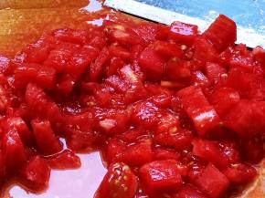 番茄去皮后切成小丁。