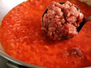 加入小肉丁一同翻炒至肉变色。