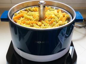 轻轻一按按钮，升降盘自动升起，不用漏勺，吃多少盛多少，好方便。