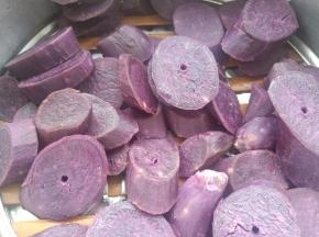 紫薯上锅蒸熟，用筷子能轻易扎进去就可以了