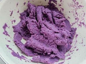 蒸熟的紫薯去皮捣成泥