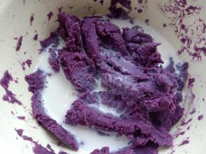 加入牛奶搅拌均匀