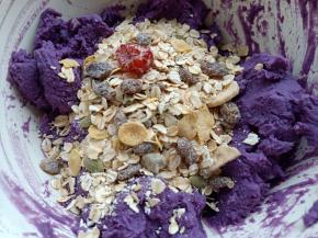 加入坚果燕麦片搅拌均匀