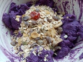 加入坚果燕麦片搅拌均匀