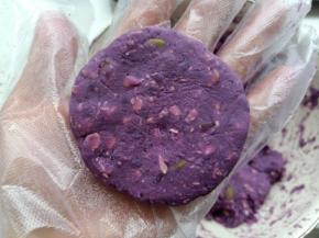 取适量紫薯泥团成球再轻轻按压成饼（厚薄随意）