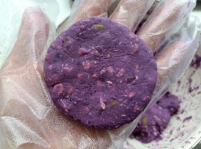 取适量紫薯泥团成球再轻轻按压成饼（厚薄随意）