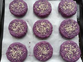 表面撒一些白芝麻做点缀，成品也会有芝麻的香味