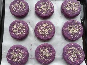 表面撒一些白芝麻做点缀，成品也会有芝麻的香味