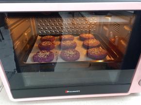 送入预热好的烤箱，160度烤30分钟，如果饼饼压的薄烤20分钟左右就可以了