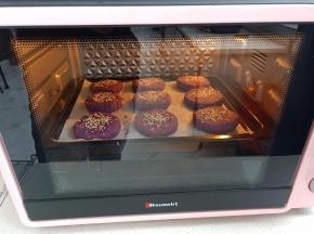 送入预热好的烤箱，160度烤30分钟，如果饼饼压的薄烤20分钟左右就可以了