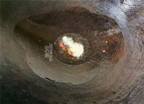 热锅冷油，升温后把蒜瓣切片放入爆香，小米辣也放入。