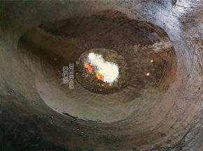 热锅冷油，升温后把蒜瓣切片放入爆香，小米辣也放入。