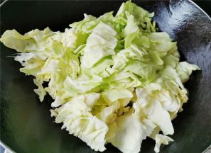 卷心菜手撕成片，必须手撕的，把硬梗剥离掉，弃用。