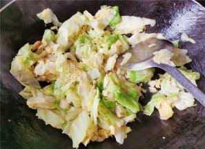 菜叶倒入锅中翻炒，炒制变软后撒入盐，生抽调味，再放入陈醋。