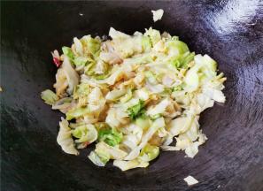 最后均匀炒制下，倒入一点点清水煮沸即可出锅食用了。