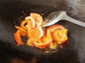 炒制番茄变软，出汁水，倒入盐和生抽调味，继续炒制软塌。