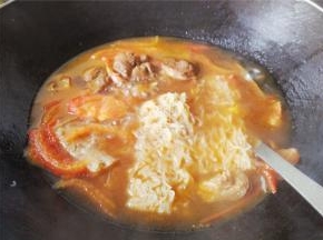 牛肉提前煮好，锅中沸腾后，放入牛肉块和米粉，加盖继续煮制，米粉泡软断生起锅装碗食用。