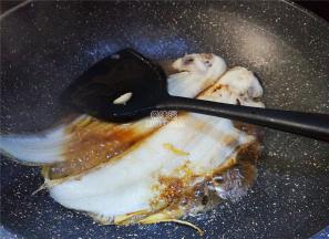 把鱼的两面煎制微黄，放入料酒去腥，再倒入盐，生抽，陈醋调味。
