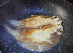 取适量的清水倒入锅中，开大火炖煮熟，撒入1撮白砂糖，降咸提鲜。