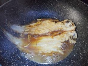 取适量的清水倒入锅中，开大火炖煮熟，撒入1撮白砂糖，降咸提鲜。